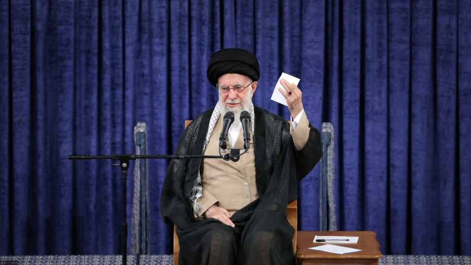 رهبر انقلاب: هیچ منفعتی برای امت اسلامی بالاتر از اتحاد نیست