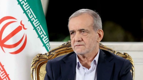 فیلم/ رئیس‌جمهور پزشکیان به دیدار مادر شهید رئیسی رفت