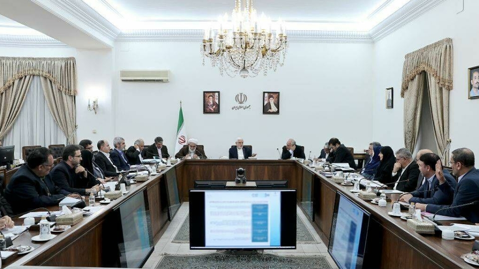 عارف: اموال مازاد برای سرمایهگذاری در تولید استفاده میشود
