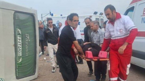 ۱۵ مصدوم در تصادف مینی‌بوس با وانت مزدا برجای ماند