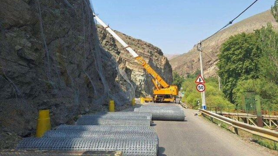 نصب توری برای جلوگیری از ریزش سنگ در جاده چالوس