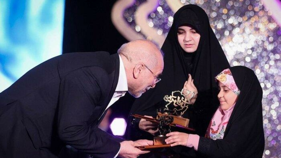 قالیباف از دختران شهدای مقاومت و خدمت تجلیل کرد