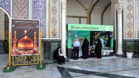 فیلم/ این تصویرها را جایی ندیده‌اید؛ زیارت دسته‌جمعی امام رضا (ع) در نمایشگاه کتاب تهران