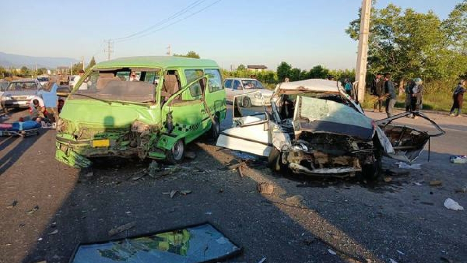 ۹ مصدوم در تصادف سواری و ون برجای ماند