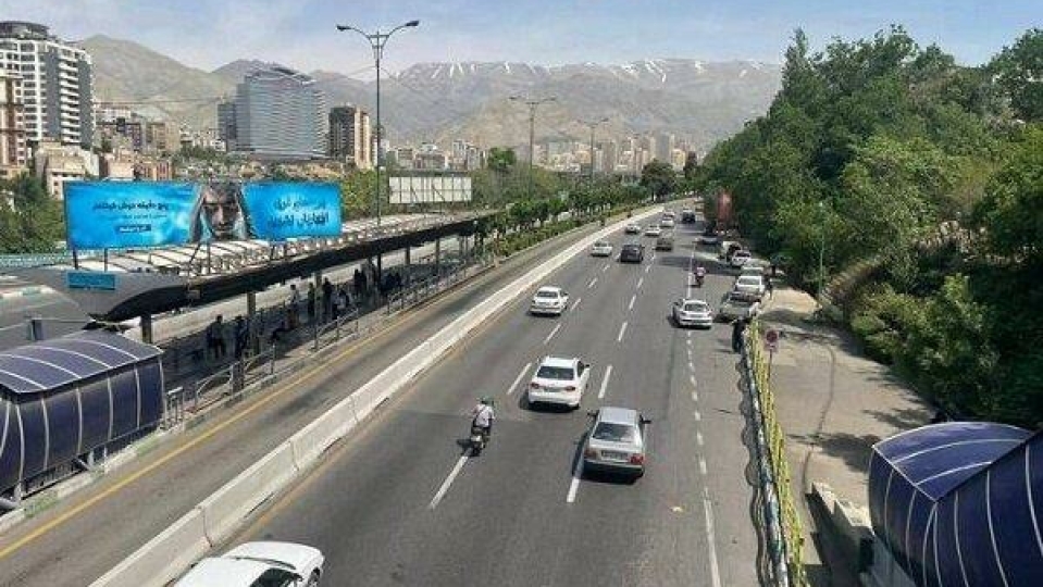 حذف گاردریلهای فلزی در بزرگراه شهید چمران تهران
