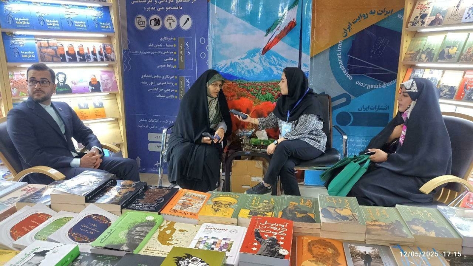 جذب نوجوانان به کتاب، کلید کاهش شکاف نسلی / نمایشگاه کتاب میعادگاهی برای دوستداران کتاب است