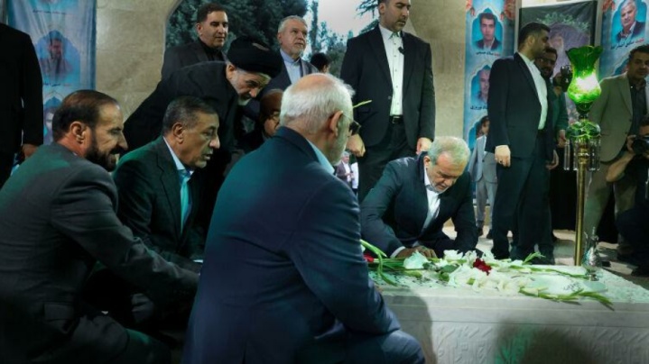 ادای احترام پزشکیان به مقام والای شهیدان استان کرمانشاه