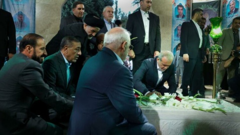 ادای احترام پزشکیان به مقام والای شهیدان استان کرمانشاه