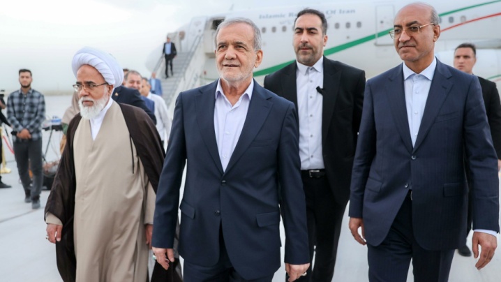 پزشکیان: با وحدت، همدلی و درایت رهبر انقلاب از بحران‌ها سربلند بیرون خواهیم آمد