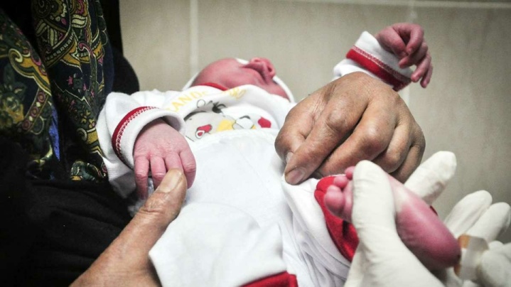 نجات کودک ۱۵ ماهه دچار مسمومیت با بنزین
