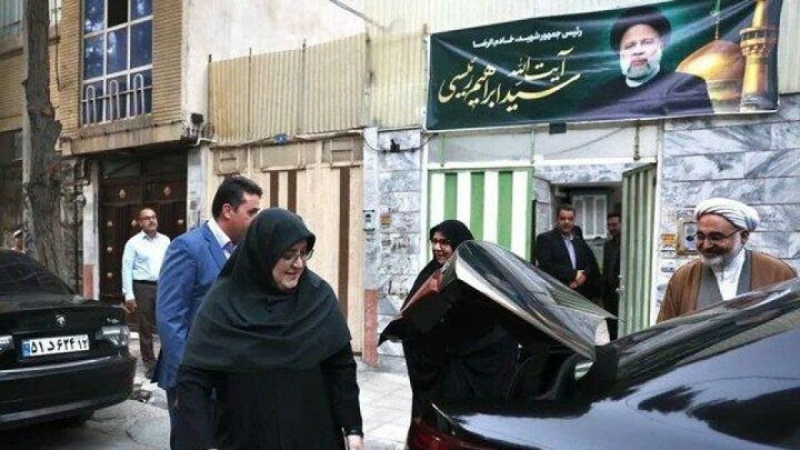 سخنگوی دولت به دیدار مادر شهید رییسی رفت