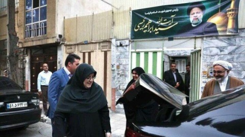 سخنگوی دولت به دیدار مادر شهید رییسی رفت