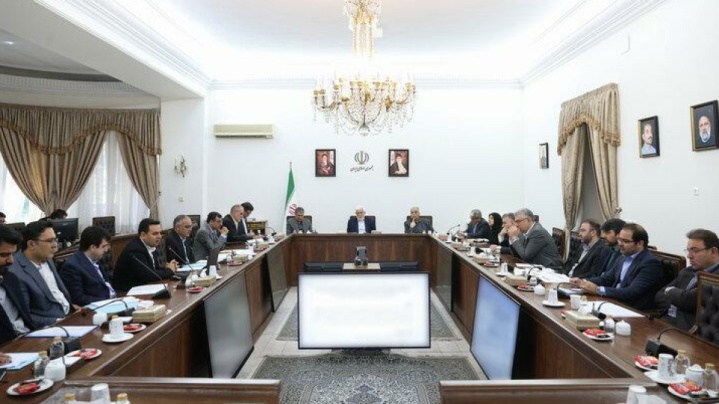 عارف: باید موانعی را که بر سر راه تولید است با سرعت بیشتری برطرف کنیم