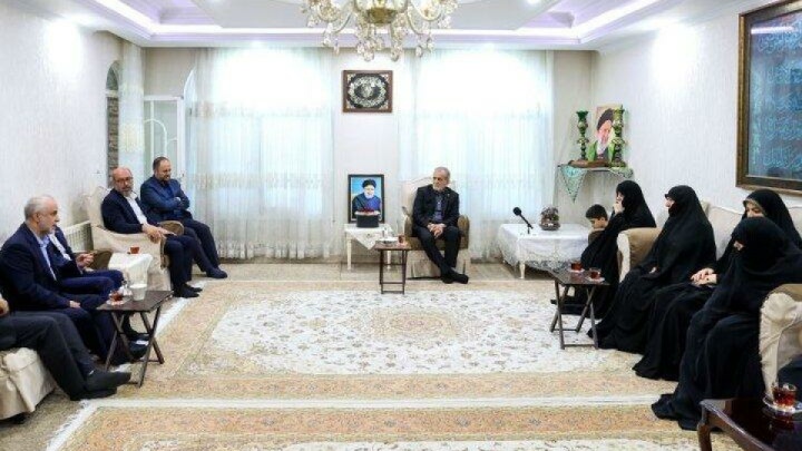دیدار رئیسجمهور پزشکیان با خانواده شهدای خدمت