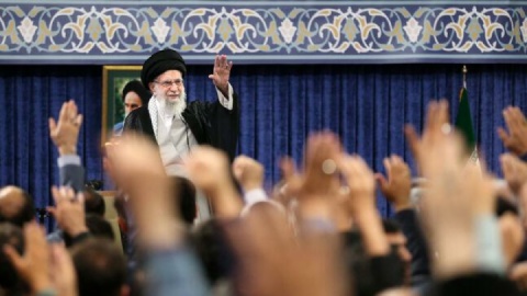رهبر انقلاب: شهید رئیسی خستگی‌ناپذیر بود و خود را از مردم برتر نمی‌دانست