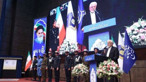 عارف: به قانون، قداست الهی ندهیم/ قوانین باید پویایی خود را حفظ کنند