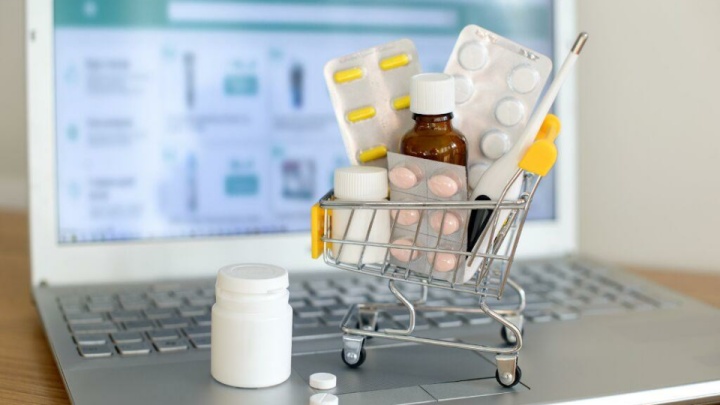 فعالیت آزمایشی طرح دارو رسان از نیمه خرداد/ اخذ کمیسیون برای عرضه اینترنتی دارو تخلف است