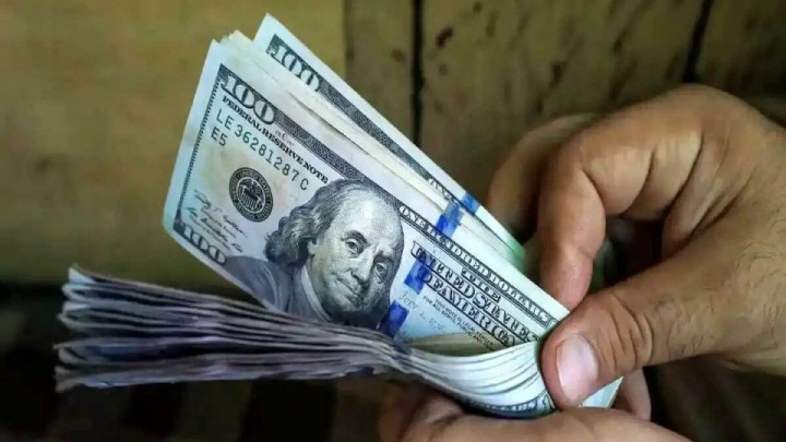 فارن افرز/ دلار ممکن است ضعیف شده باشد، اما همچنان در صدر است