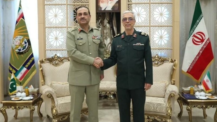 دیدار فرمانده ارتش پاکستان با سرلشکر باقری‌