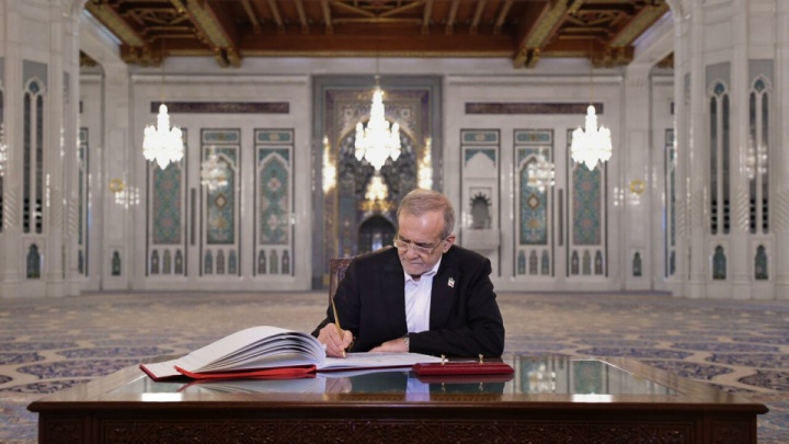 بازدید پزشکیان از مسجد جامع سلطان قابوس