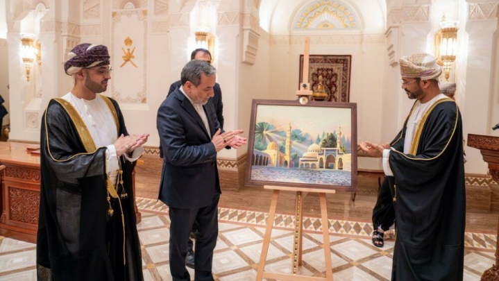 تمبر یادبود همکاری ایران و عمان رونمایی شد