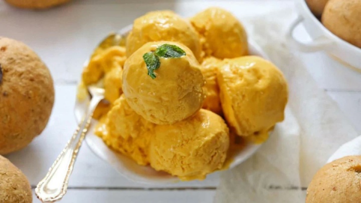 طرز تهیه بستنی انبه تابستانی بدون دستگاه