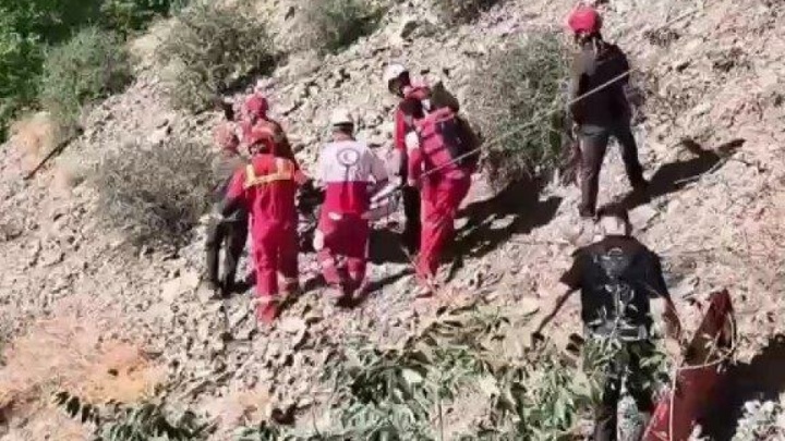 نجات زن باردار ۲۰ ساله سقوط کرده از ارتفاعات ۱۵۰ متری