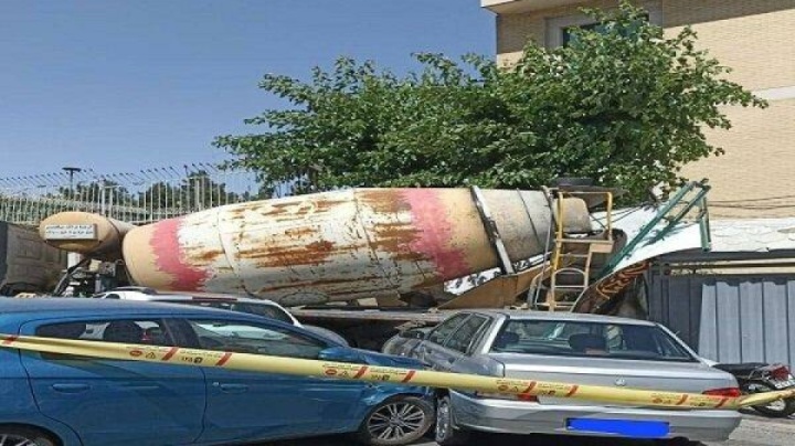 برخورد میکسر بتن با ۳ خودرو در سعادتآباد تهران