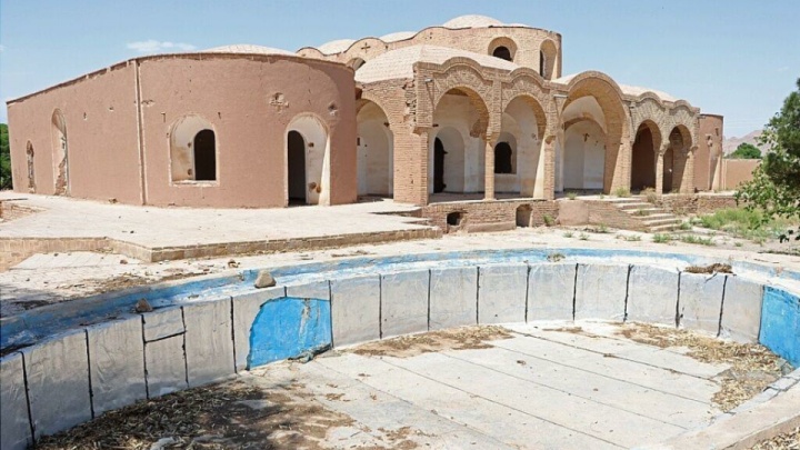 بنای ۱۰۰ ساله بیمارستان مرسلین کرمان در کما