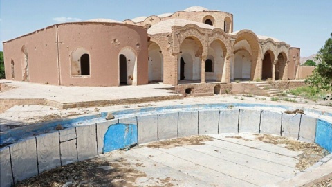 بنای ۱۰۰ ساله بیمارستان مرسلین کرمان در کما