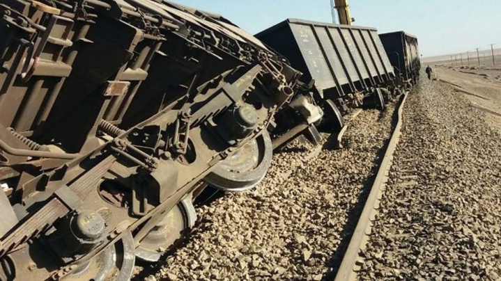 قطار از ریل خارج شده ۱۲ واگن دارد