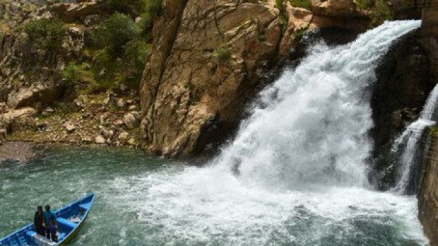 نجات سرنشینان یک قایق غیرمجاز در آب‌های منطقه هجیج