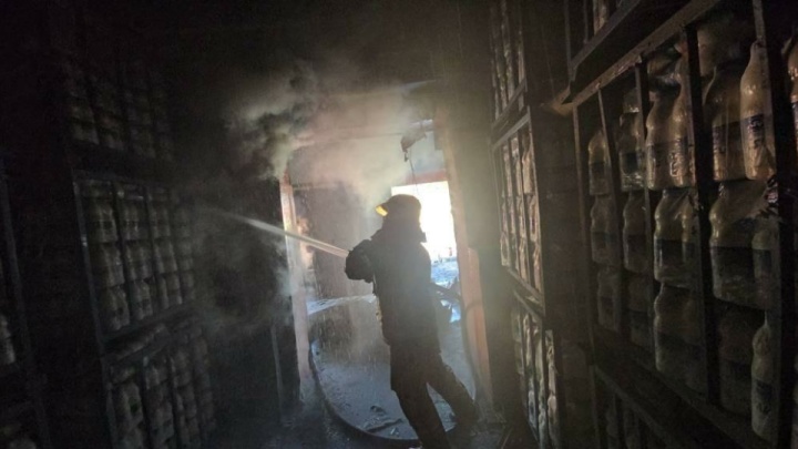 آتشسوزی گسترده در کارخانه لبنیات با ۱۰ مصدوم