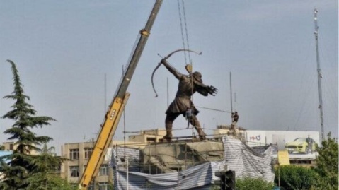 تک عکس/ نصب مجسمه ۱۵ متری آرش کمانگیر در میدان ونک