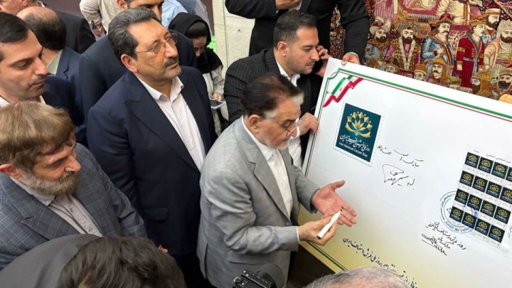 صادرات فرش را با معاهده های بین المللی احیا می کنیم