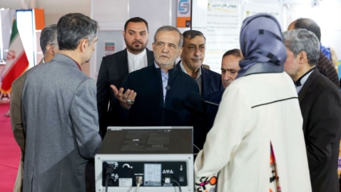 بازدید رئیس‌جمهور از نمایشگاه تجهیزات پزشکی و گپ‌وگفت با تولیدکنندگان