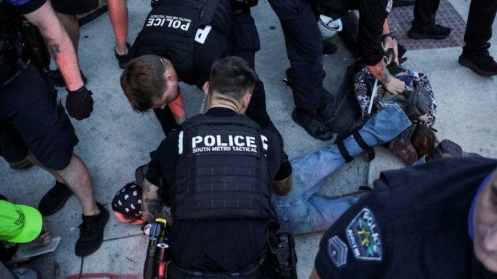 کاخ سفید: تاکنون ۳۳۰ مهاجر غیرقانونی در لس آنجلس دستگیر شده‌اند