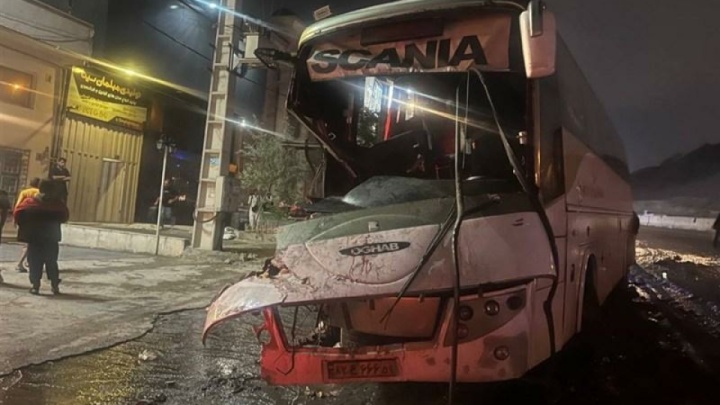 ۱۲ مصدوم در حادثه تصادف اتوبوس با کامیون