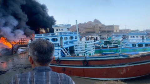حریق گسترده ۱۰ لنج در اسکله جوادالائمه بندر بوستانو پارسیان