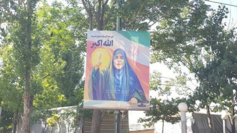 اکران تصویر گوینده شبکه خبر به‌عنوان نماد ایستادگی رسانه‌ای