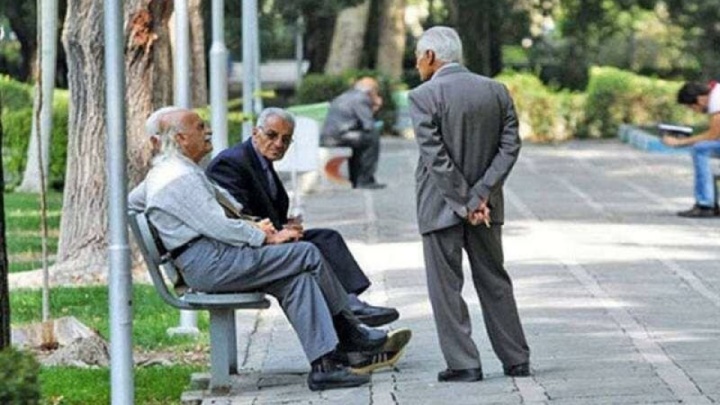 واریز حقوق مستمری بگیران و بازنشستگان یکی از بانکها به سایر حسابهای آنها