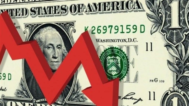 سقوط دلار به پایینترین رقم خود طی ۳ سال اخیر