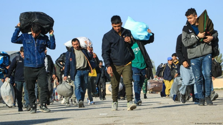 دیدار سرپرست سفارت ایران با اتباع افغان در حال بازگشت از کشور
