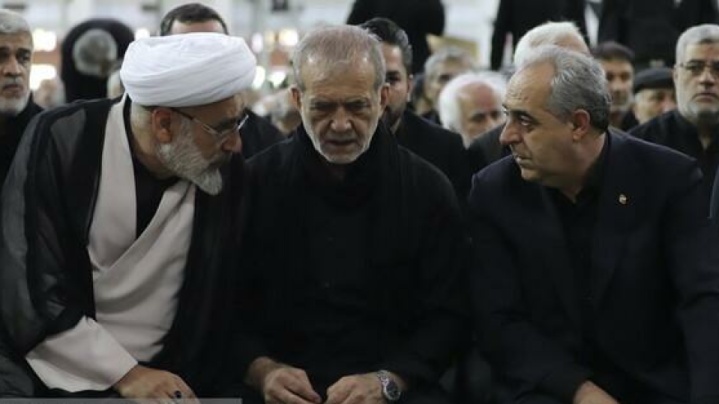 حضور دکتر پزشکیان در نماز ظهر عاشورا در مصلی امام خمینی(ره) تبریز