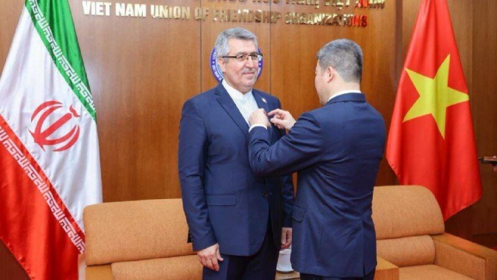 ویتنام، مدال صلح و دوستی بین ملتها را به سفیر ایران اعطا کرد