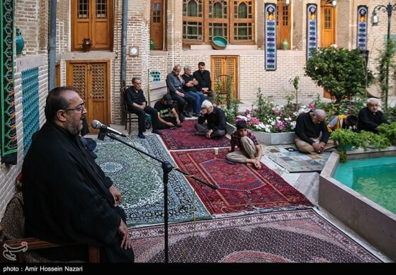 مراسم روضه اباعبدالله الحسین (ع)در خانه تاریخی نبوی قزوین