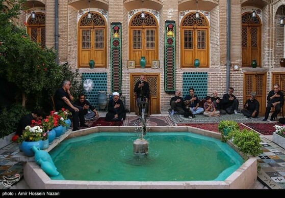 مراسم روضه اباعبدالله الحسین (ع)در خانه تاریخی نبوی قزوین