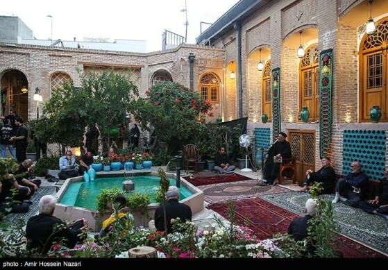 مراسم روضه اباعبدالله الحسین (ع)در خانه تاریخی نبوی قزوین