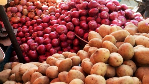 تثبیت قیمت سیب‌زمینی و پیاز در مزارع/ برای ذخیره‌سازی محصولات کشاورزی آمادگی کامل داریم