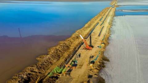 آغاز انتقال آب از خلیج فارس به قلب فلات مرکزی ایران